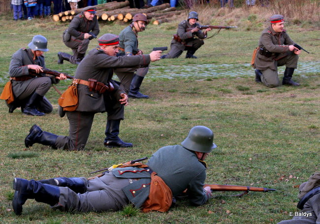 Powstańcy dopingowani przez setki widzów (zdjęcia)