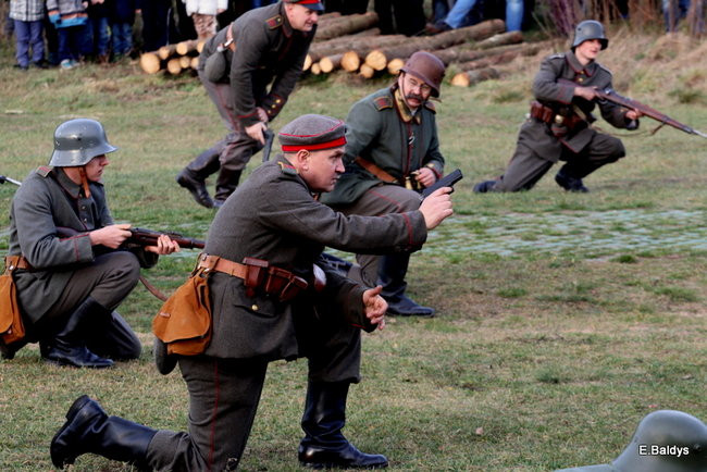 Powstańcy dopingowani przez setki widzów (zdjęcia)