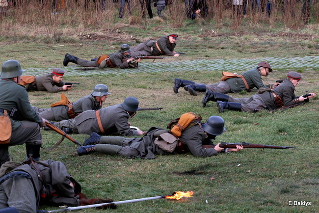 Powstańcy dopingowani przez setki widzów (zdjęcia)