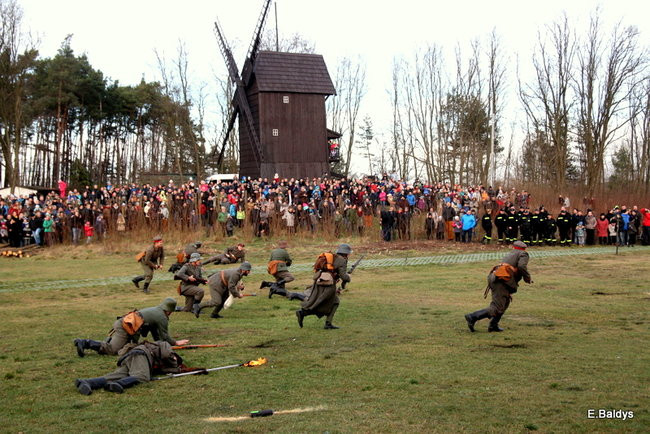 Powstańcy dopingowani przez setki widzów (zdjęcia)