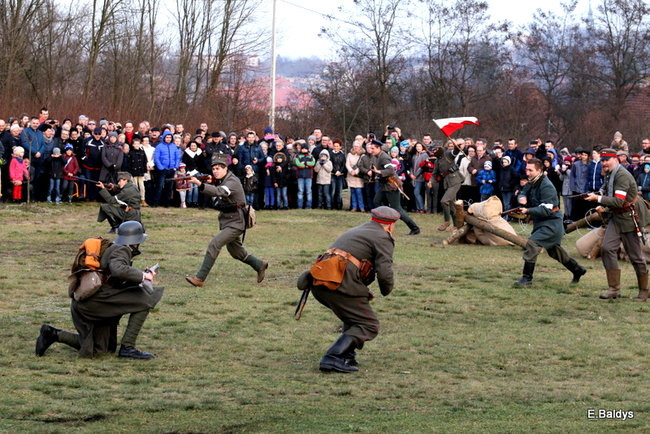 Powstańcy dopingowani przez setki widzów (zdjęcia)