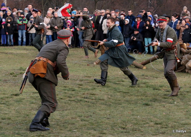 Powstańcy dopingowani przez setki widzów (zdjęcia)