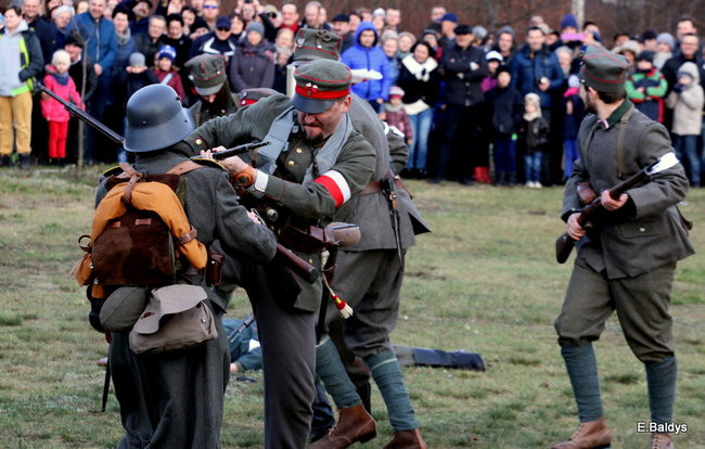Powstańcy dopingowani przez setki widzów (zdjęcia)