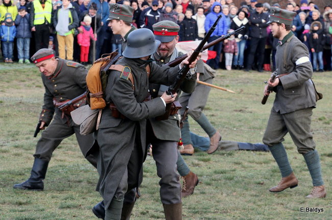 Powstańcy dopingowani przez setki widzów (zdjęcia)