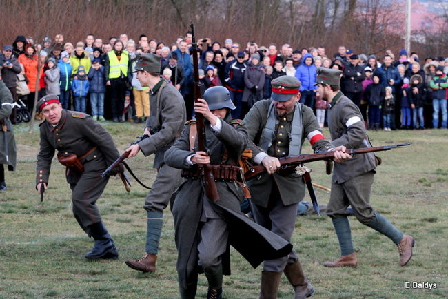 Powstańcy dopingowani przez setki widzów (zdjęcia)