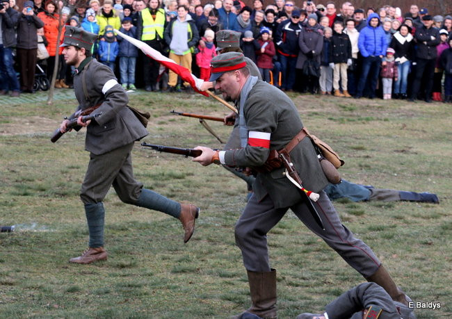 Powstańcy dopingowani przez setki widzów (zdjęcia)