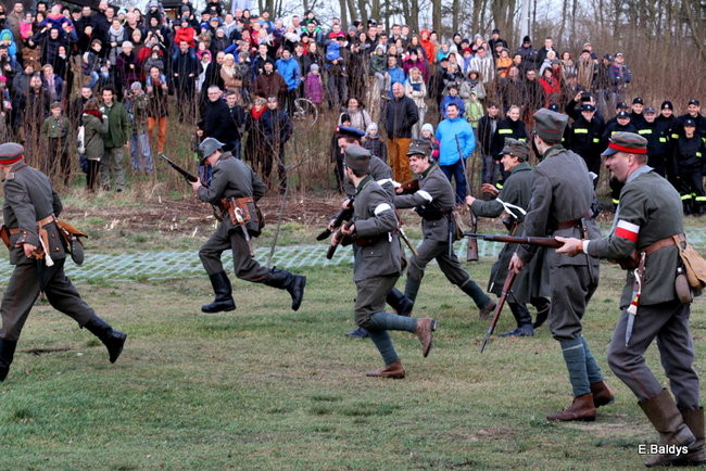 Powstańcy dopingowani przez setki widzów (zdjęcia)