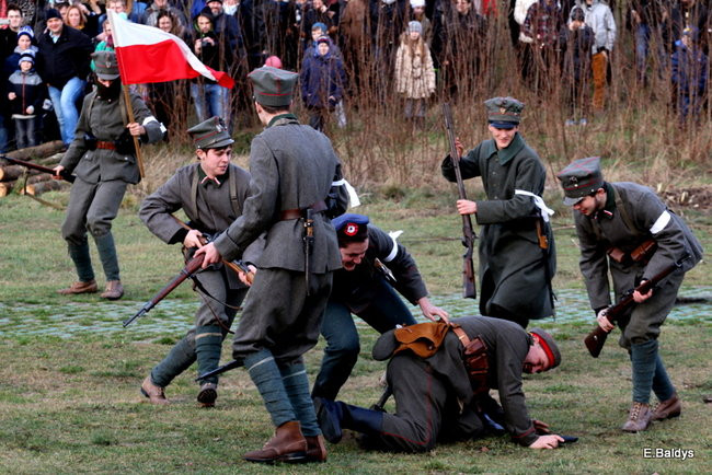 Powstańcy dopingowani przez setki widzów (zdjęcia)
