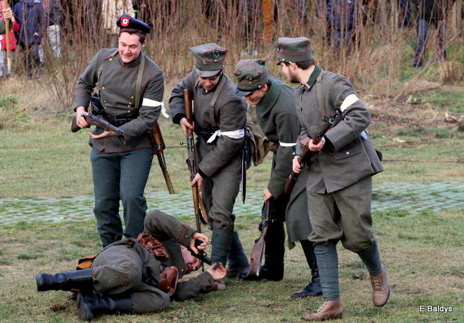 Powstańcy dopingowani przez setki widzów (zdjęcia)