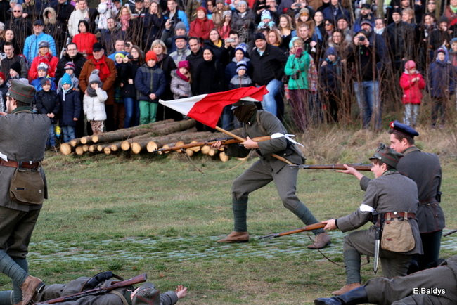 Powstańcy dopingowani przez setki widzów (zdjęcia)