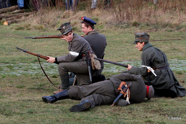 Powstańcy dopingowani przez setki widzów (zdjęcia)