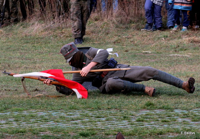 Powstańcy dopingowani przez setki widzów (zdjęcia)