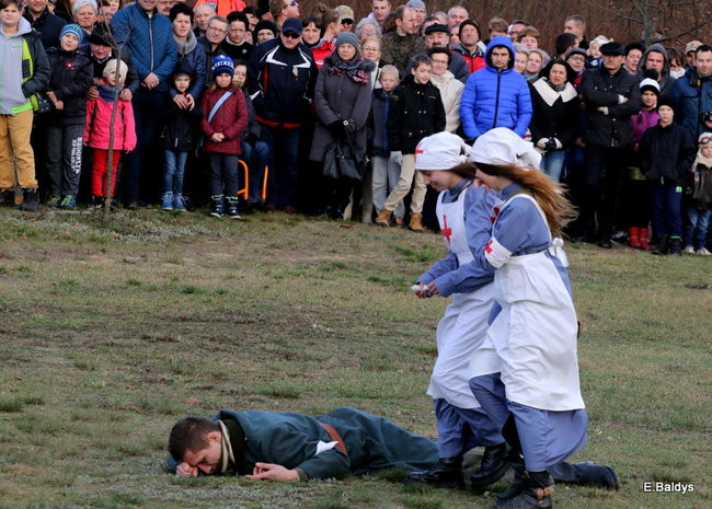 Powstańcy dopingowani przez setki widzów (zdjęcia)