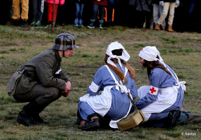 Powstańcy dopingowani przez setki widzów (zdjęcia)