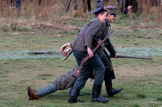 Powstańcy dopingowani przez setki widzów (zdjęcia)