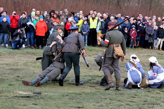 Powstańcy dopingowani przez setki widzów (zdjęcia)