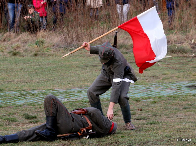Powstańcy dopingowani przez setki widzów (zdjęcia)