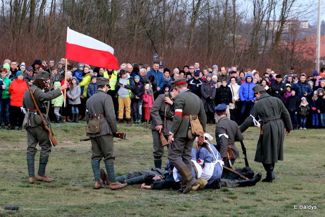 Powstańcy dopingowani przez setki widzów (zdjęcia)