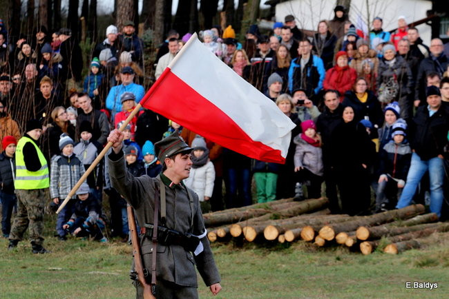 Powstańcy dopingowani przez setki widzów (zdjęcia)