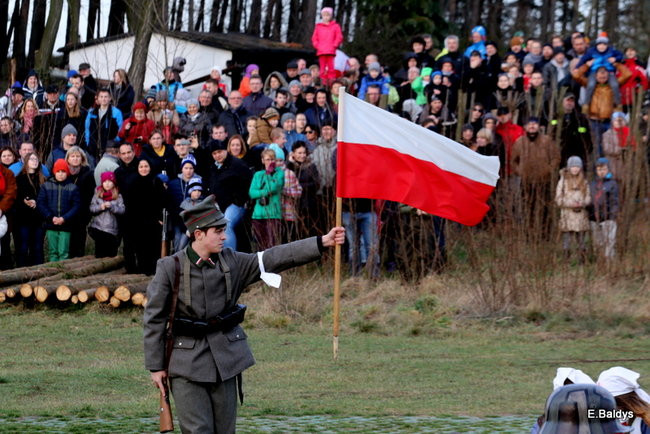 Powstańcy dopingowani przez setki widzów (zdjęcia)