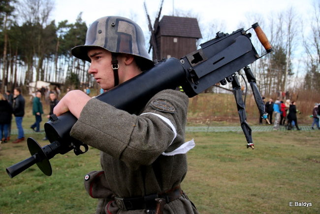 Powstańcy dopingowani przez setki widzów (zdjęcia)