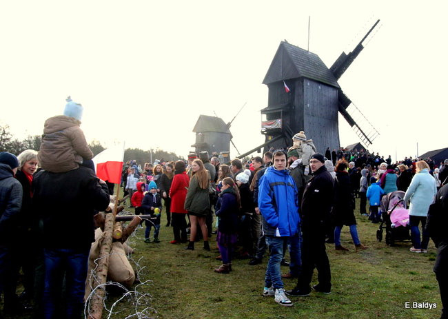 Powstańcy dopingowani przez setki widzów (zdjęcia)