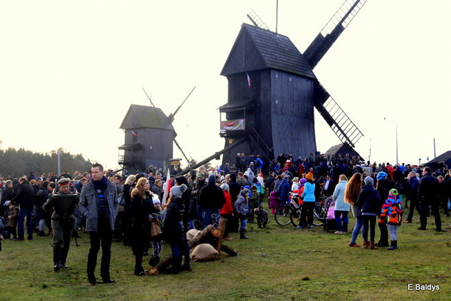 Powstańcy dopingowani przez setki widzów (zdjęcia)