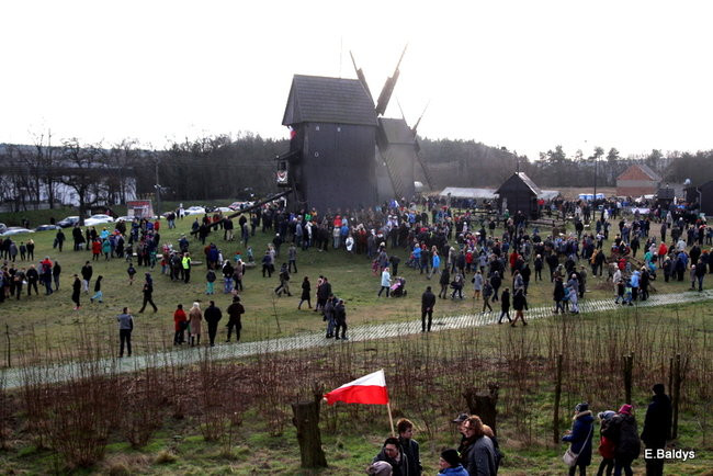 Powstańcy dopingowani przez setki widzów (zdjęcia)