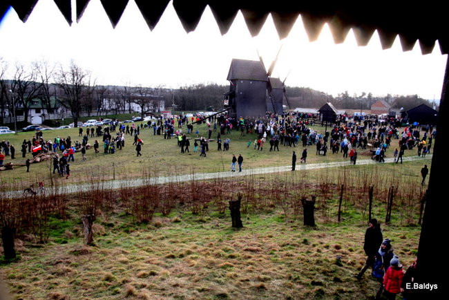 Powstańcy dopingowani przez setki widzów (zdjęcia)