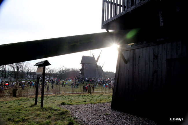 Powstańcy dopingowani przez setki widzów (zdjęcia)