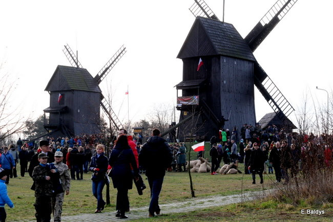 Powstańcy dopingowani przez setki widzów (zdjęcia)