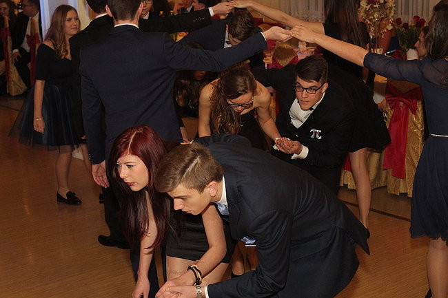 Studniówkowa zabawa w Rawiczu (zdjęcia)