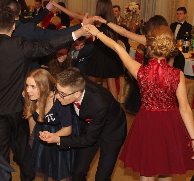 Studniówkowa zabawa w Rawiczu (zdjęcia)