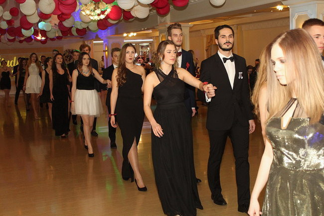 Studniówkowa zabawa w Rawiczu (zdjęcia)