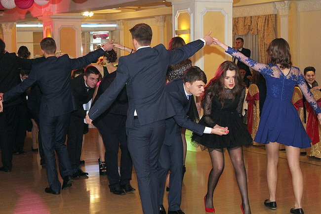 Studniówkowa zabawa w Rawiczu (zdjęcia)