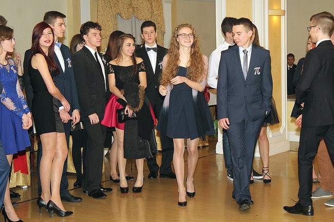 Studniówkowa zabawa w Rawiczu (zdjęcia)