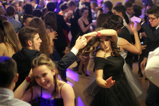 Studniówkowa zabawa w Rawiczu (zdjęcia)