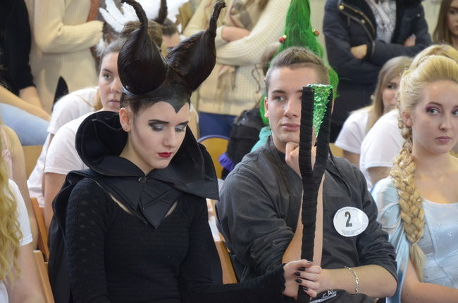 Zwyciężyła fryzura w kształcie łabędzia (zdjęcia)