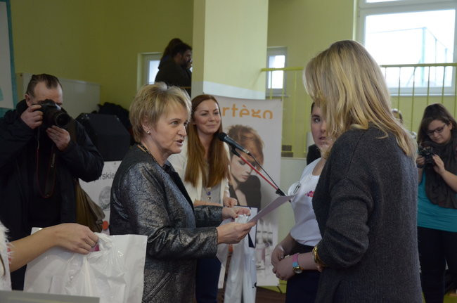 Zwyciężyła fryzura w kształcie łabędzia (zdjęcia)