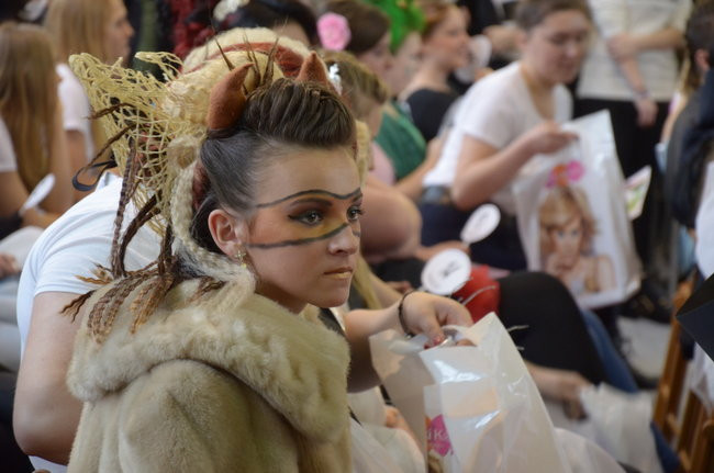 Zwyciężyła fryzura w kształcie łabędzia (zdjęcia)