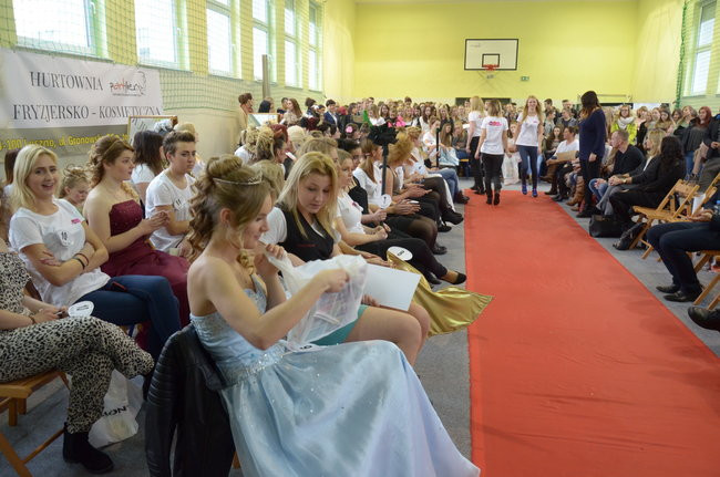 Zwyciężyła fryzura w kształcie łabędzia (zdjęcia)