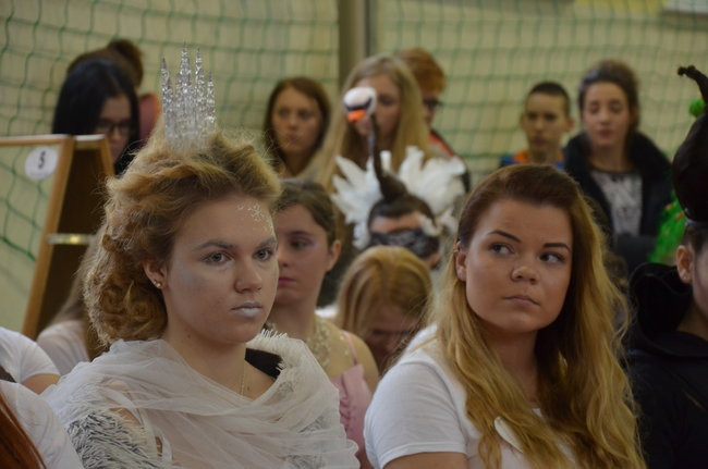 Zwyciężyła fryzura w kształcie łabędzia (zdjęcia)