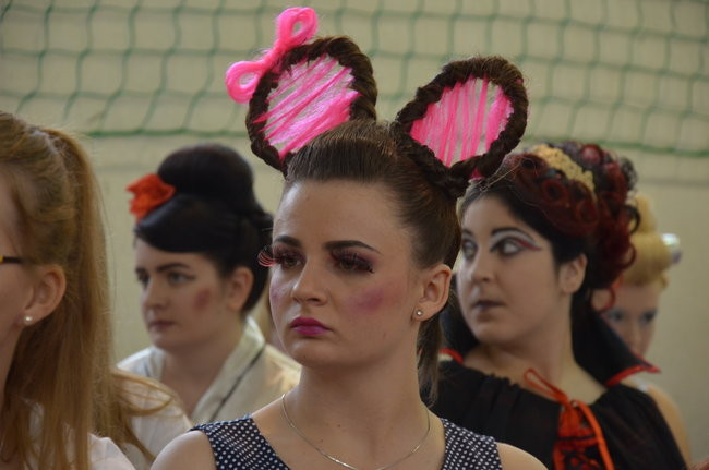 Zwyciężyła fryzura w kształcie łabędzia (zdjęcia)