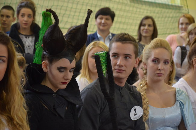 Zwyciężyła fryzura w kształcie łabędzia (zdjęcia)