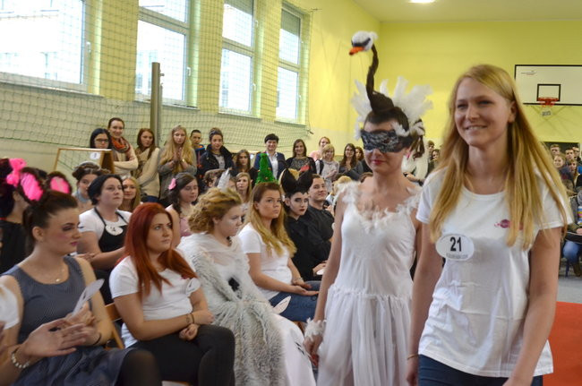 Zwyciężyła fryzura w kształcie łabędzia (zdjęcia)