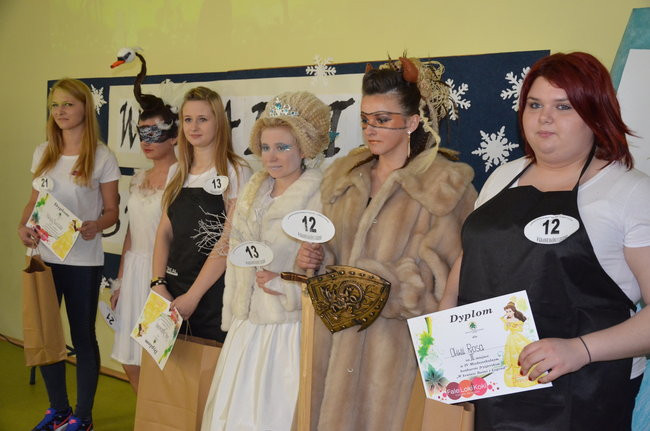 Zwyciężyła fryzura w kształcie łabędzia (zdjęcia)