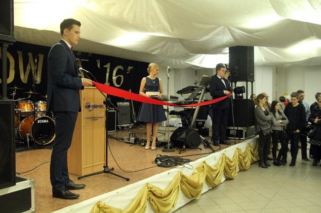 II LO w Lesznie: studniówka pod znakiem Jamesa Bonda (zdjęcia)