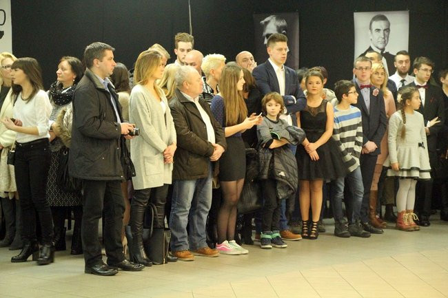 II LO w Lesznie: studniówka pod znakiem Jamesa Bonda (zdjęcia)