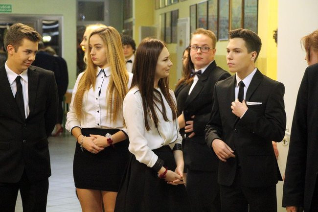 II LO w Lesznie: studniówka pod znakiem Jamesa Bonda (zdjęcia)