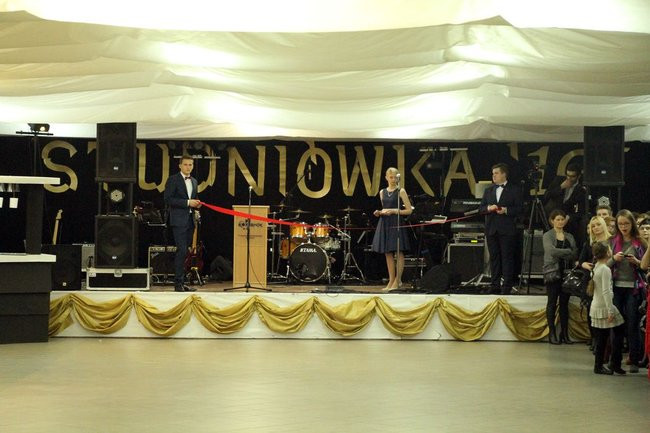 II LO w Lesznie: studniówka pod znakiem Jamesa Bonda (zdjęcia)